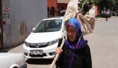 Kesilen ağacını omuzladı, belediyeden hesap sordu