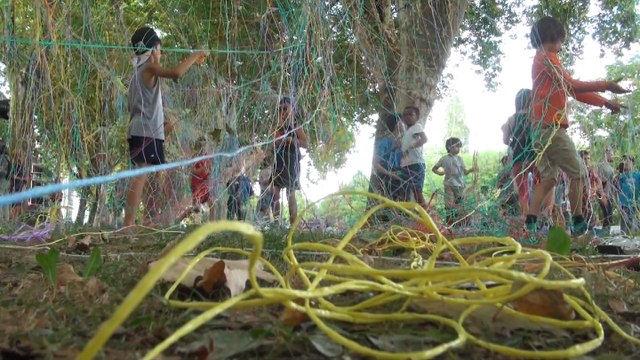 Scènes de rue à Mulhouse: une jungle de ficelles pour commencer