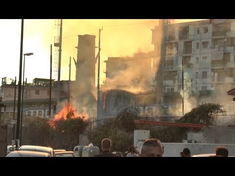 Napoli - Brucia anche la collina dei Camaldoli. Fiamme alla metro dei Campi Flegrei (13.07.17)