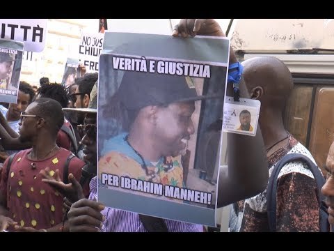 Napoli - Giustizia per Ibrahim , in mille sfilano in corteo (13.07.17)