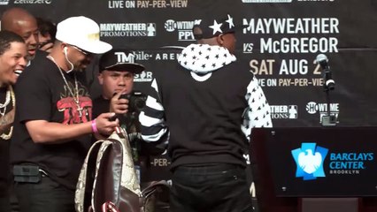 Boxe - Mayweather jette des dollars à la figure de McGregor