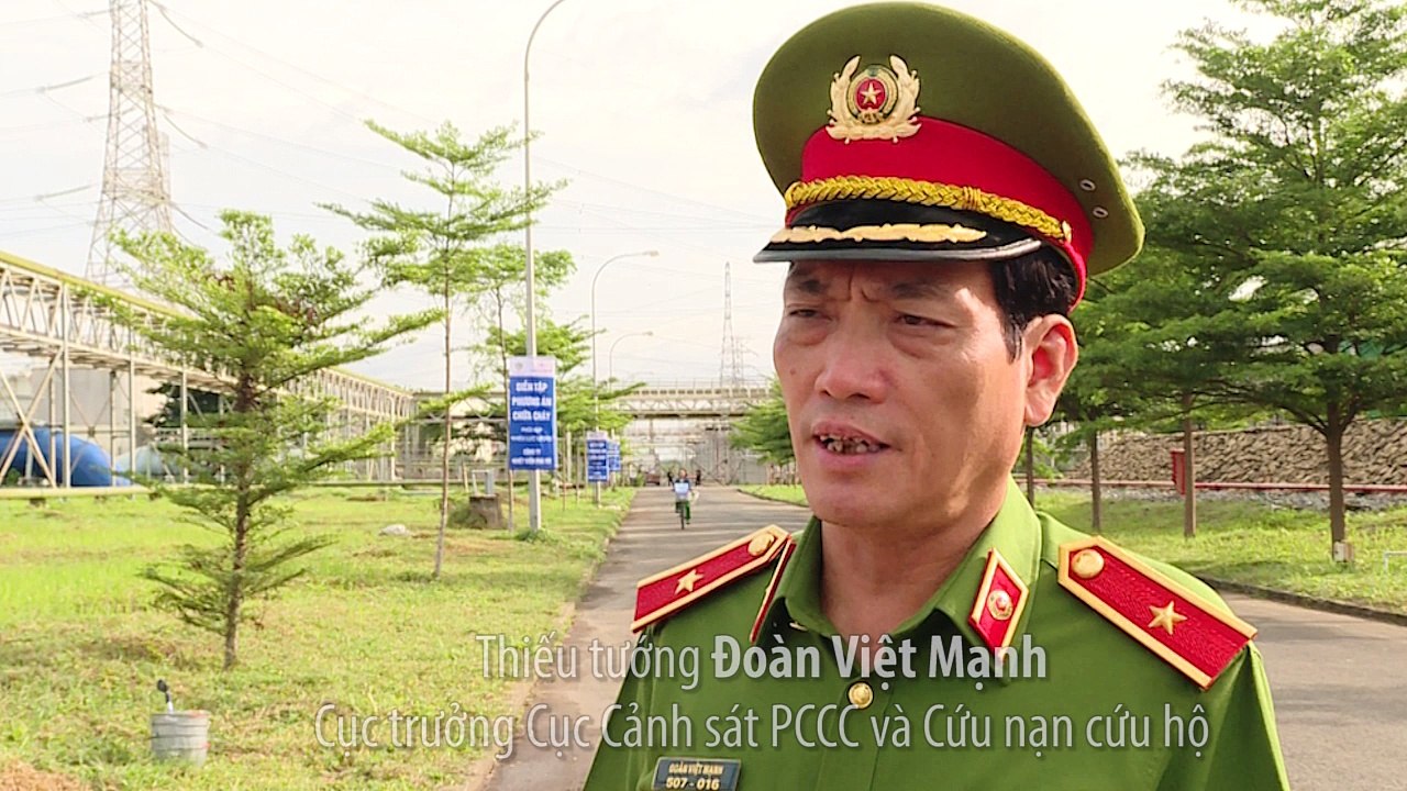 Hơn 300 cảnh sát diễn tập chữa cháy trong nhà máy Nhiệt điện bị sét đánh