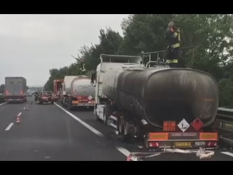 Palmanova (UD) - Incendio autocisterna, Vigili del Fuoco travasano gasolio (14.07.17)