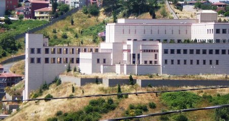 ABD Başkonsolosluğu'nda Hareketli Dakikalar! Bahçeye Daldı, Anında Yakalandı