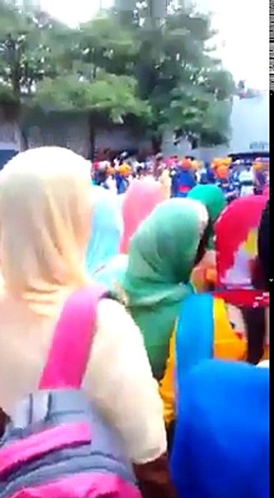 Old Guru Doing Wrong Work in Public Must Watch