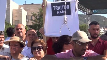 Hero' Tişörtüne 'Traitor' Tişörtü ile Karşılık Verdiler