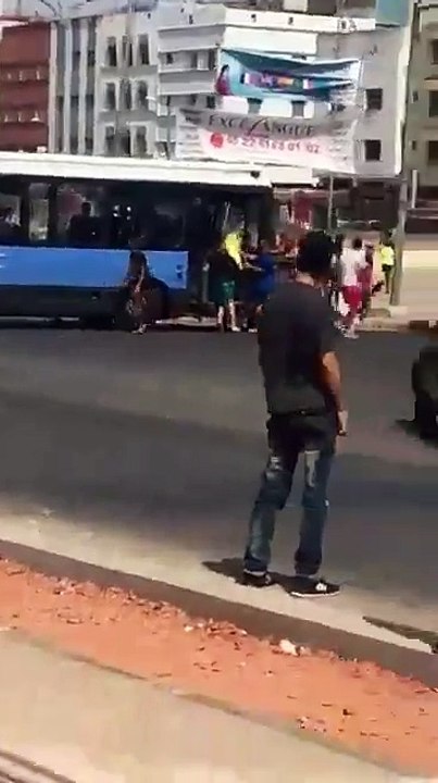 إعتراض سبيل حافلة بالدارالبيضاء من طرف بعض المنحرفين متوجهين إلى البحر و الإعتداء على سائقها