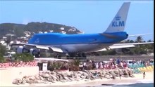 Le décollage des avions sur la plage de Saint-Martin, une "attraction" qui a tué une touriste