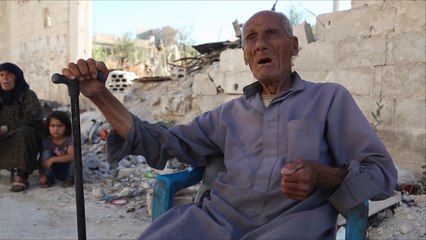 عائلات بريف حماة يعيشون في بقايا منازل