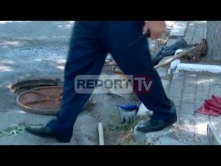 Download Video: Report TV - Shkodër, bien në pusetën e ujrave të zeza,humb jetën punonjësi