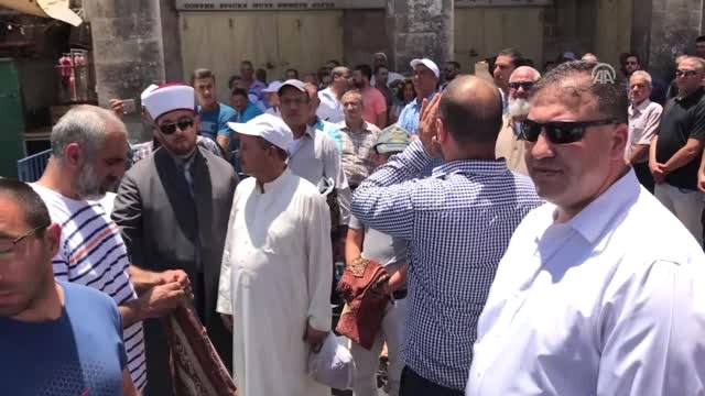 Filistinliler Mescid-i Aksa'nın Kapatılması Nedeniyle Cuma Namazını Sokakta Eda Etti