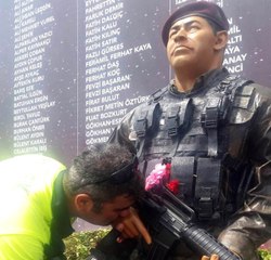 Trafik Polisi, Ömer Halisdemir Heykelinin Elini Öptü