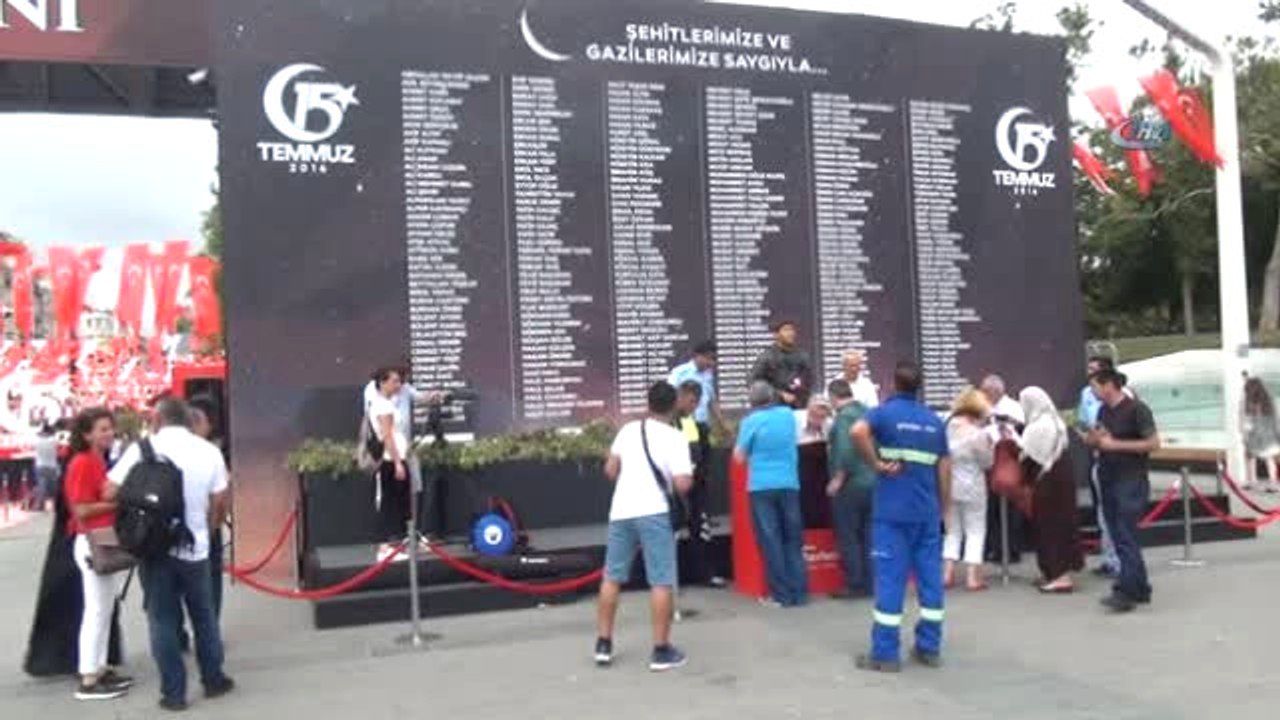 Trafik Polisi, 15 Temmuz Şehidi Ömer Halisdemir Heykelinin Elini Öptü