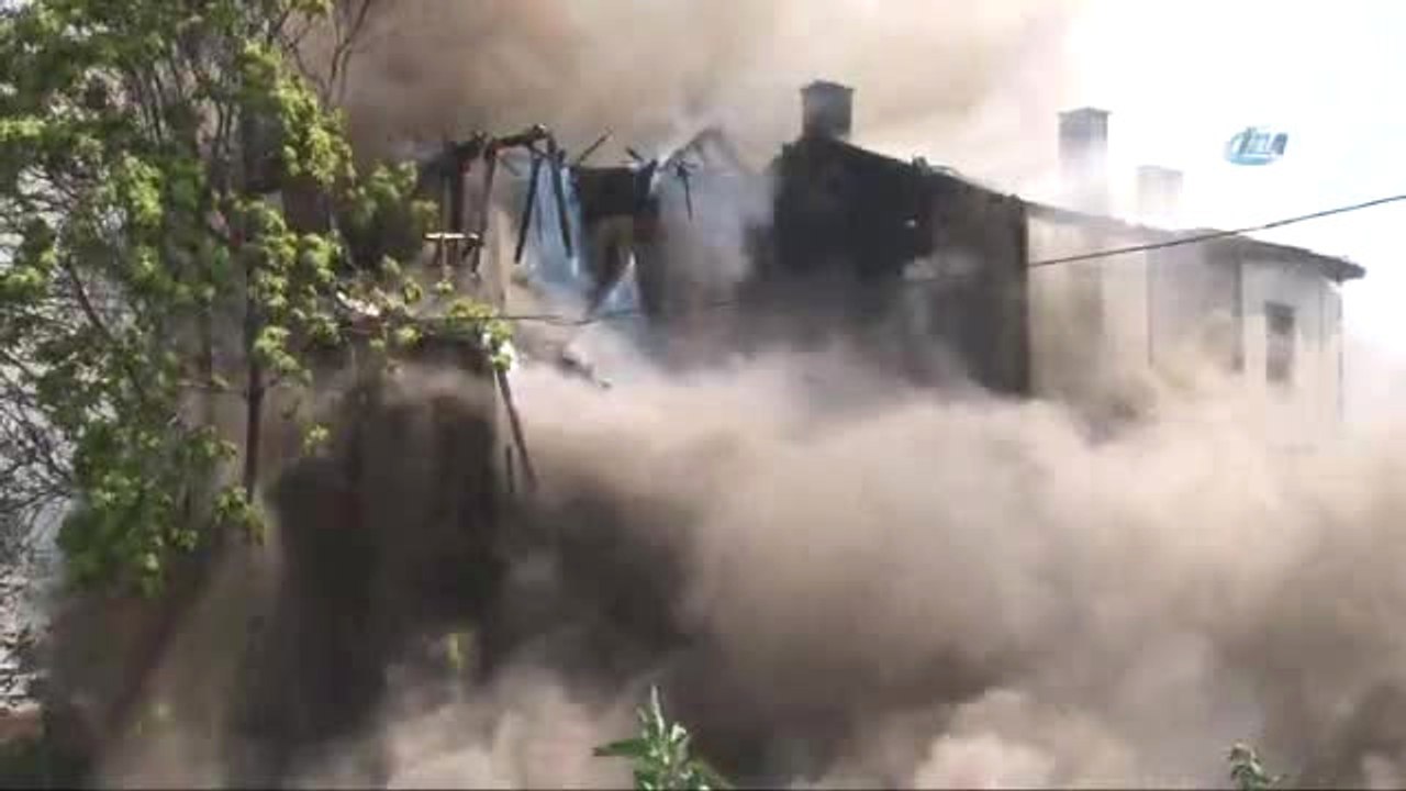 Başkent'te Iki Tarihi Binada Yangın: Binalardan Biri Çöktü