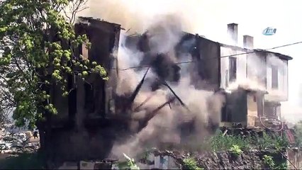 Başkent’te İki Tarihi Binada Yangın: Binalardan Biri Çöktü