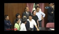 Tayvanlı milletvekilleri birbirine girdi