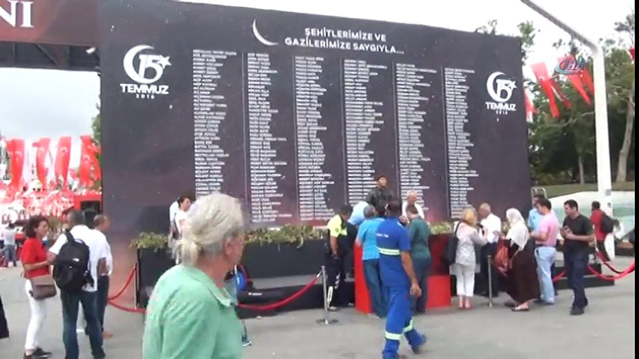 Trafik Polisi , 15 Temmuz Şehidi Ömer Halisdemir Heykelinin Elini Öptü