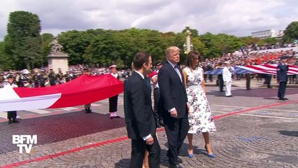 29 secondes. Une longue, très longue, dernière poignée de main entre Trump et Macron