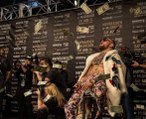 Floyd Mayweather faz 'chuva de dinheiro' em Conor McGregor; assista!