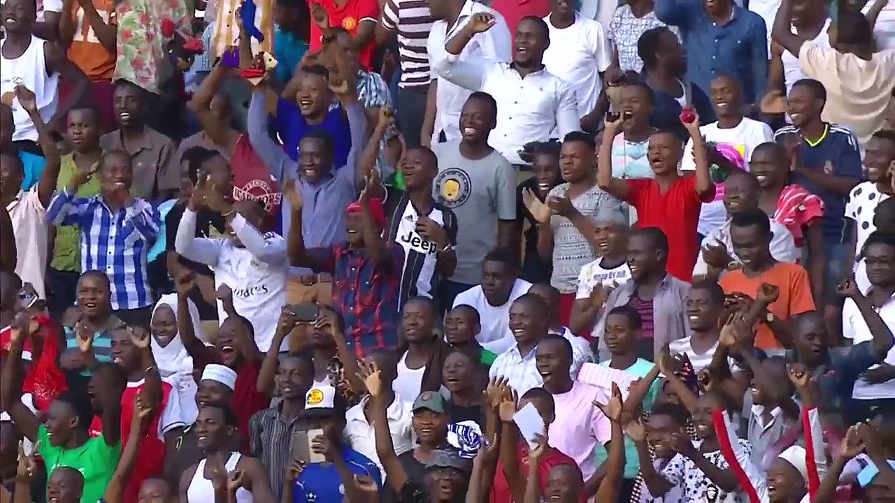 Rooney estreia-se a marcar no Everton (e que estreia...)