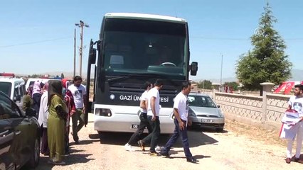 Arkadaşları Şehidin Kabrine Keplerini Bıraktı