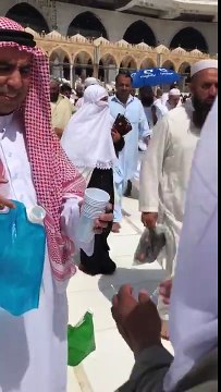 Metin Demirtas. Umre 2017. Tavafda Zemzem dagitirken 3-3. Hacilara & umrecilere zemzem suyu verirken. Hacilara su dagitmak. Tavaf esnasinda zemzem suyu dagitmak. Zemzem suyunun inanilmaz faydalari. Zemzem suyu nasil bulundu. Zemzem suyunun mucizesi.Zamzam