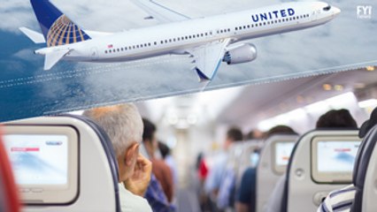 Passageiro é arrastado para fora de avião da United