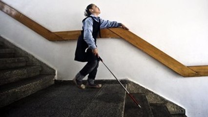 Menina inventa cinto guia para cegos