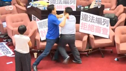 Tayvan Parlamentosu'nda koltuklar havada uçuştu