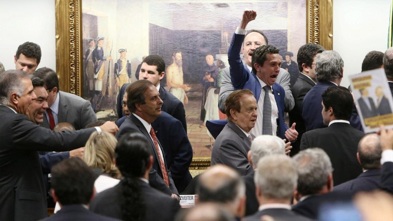 Câmara de deputados adia leitura de parecer sobre denúncia contra Michel Temer