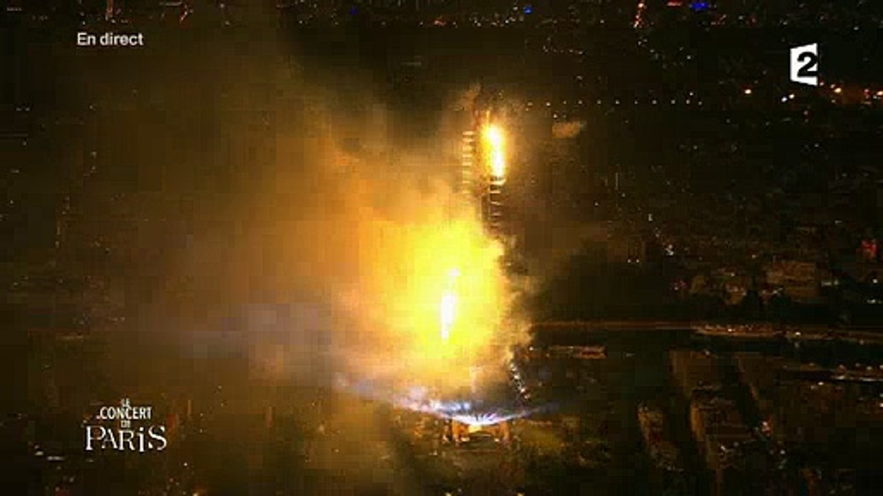 Regardez les premières images du feu d'artifice magnifique qui est en train d'être tirer en ce moment même à Paris - Vid