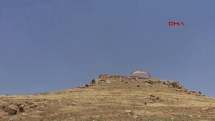 Mardin'de 15 Temmuz Şehitlerini Paraşütle Atlayarak Andılar