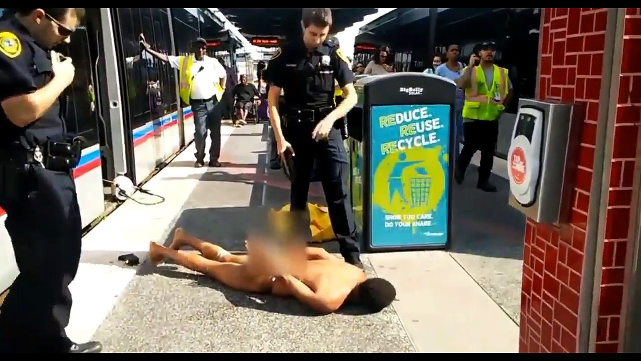 Un homme complètement nu gifle un policier et se fait taser ! XD