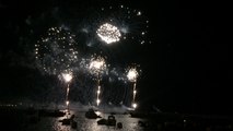 Le feu d'artifice de Saint-Malo près de l'eau