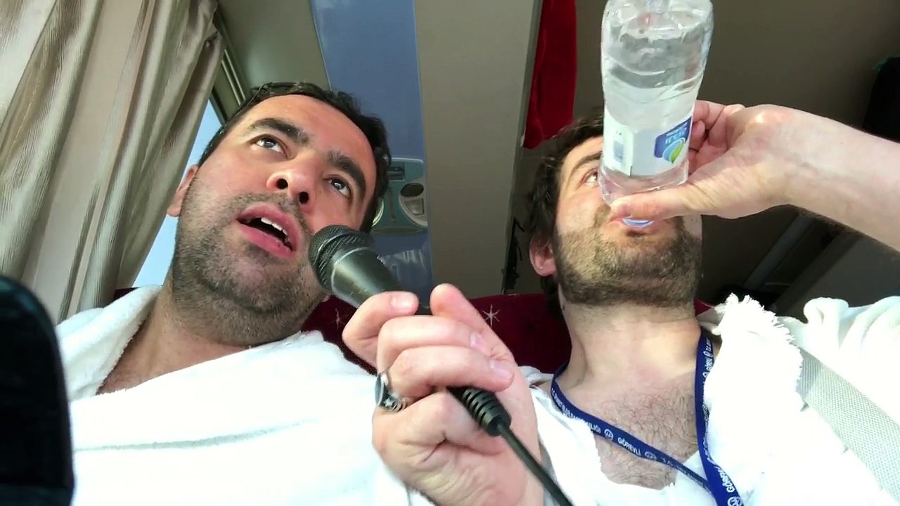 Mekkeye dogru giderken. Metin Demirtas & Ömer Sarıgül. Kopenhag Kocatepe Camii. Diyanet Danimarka kafilesi Umre 2017. Otobüste İlahi "Kabe'nin yolları bölük bölüktür". Kabe heyecani. Kabe sevincini yasamak. Kabenin yollari bölük bölüktür ilahi sözleri.