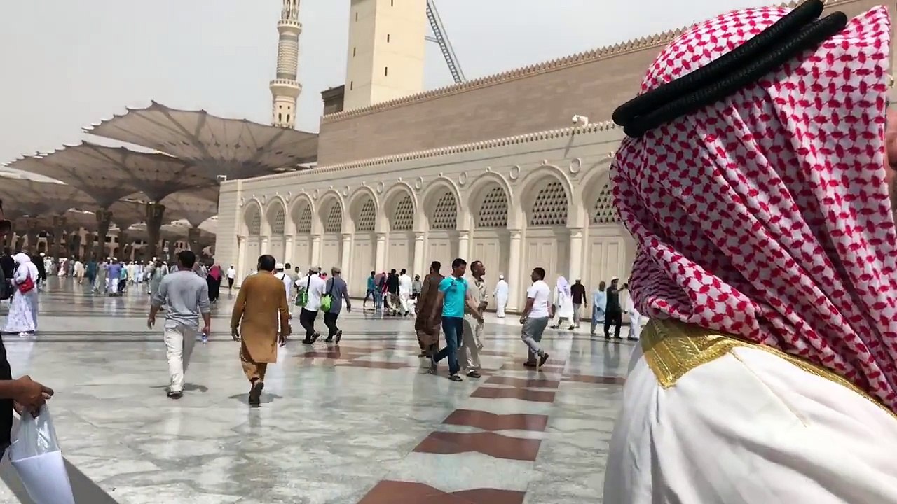 Yesil Kubbe önünde Peygamberimizi nasil selamlamali. Metin Demirtaş & Ömer Sarıgül. Umre 2017. Peygamber Efendimizi nasil selamlamali. Peygamberimiz nasil selamlamali. Mescidii Nebevide selamlama. Medine son gün. Efendimiz (SAV)'i son defa selamlarken.