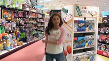 Carrie Henan étoilé Toy Royaume aller au magasin de jouets avec des jouets aujourdhui porter un joli tournant en trois dimensions chocolat rond est faite secondes 3d