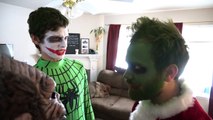 Gros pied vie film réal super-héros contre Joker grinch joker |