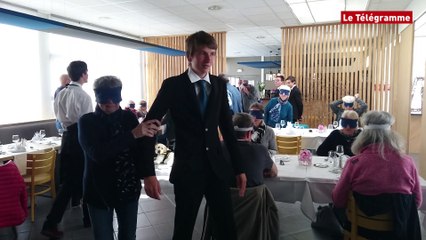 Trégunc (29). Un repas yeux bandés pour sensibiliser au quotidien des non-voyants