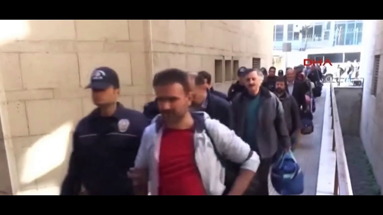 Türkische Regierung lässt 1.000 Polizeimitarbeiter verhaften Mutmaßliche Gülen-Anhänger