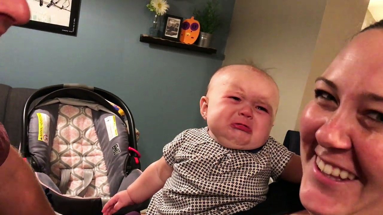 Une petite fille jalouse quand elle voit ses parents en train de s’embrasser