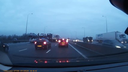 Une voiture tombe d'un camion sur l'autoroute !