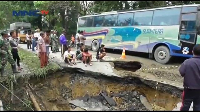 Jalan Lintas Sumatera Menuju Danau Toba Amblas