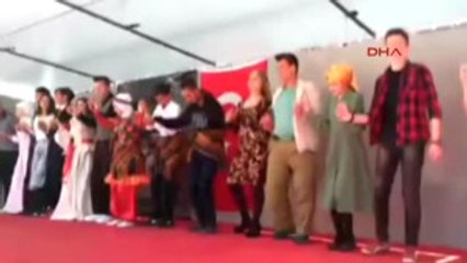 Zonguldak 'Turizm Haftası' Etkinliğinde Lise Öğrencilerine Gelinlik ve Damatlık Giydirildi