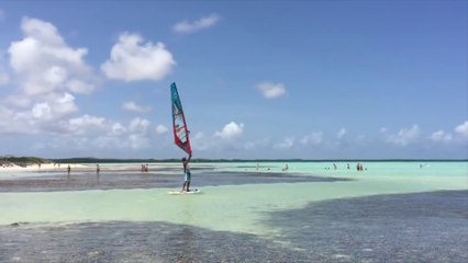 Il jongle avec la voile d'une planche à voile !!