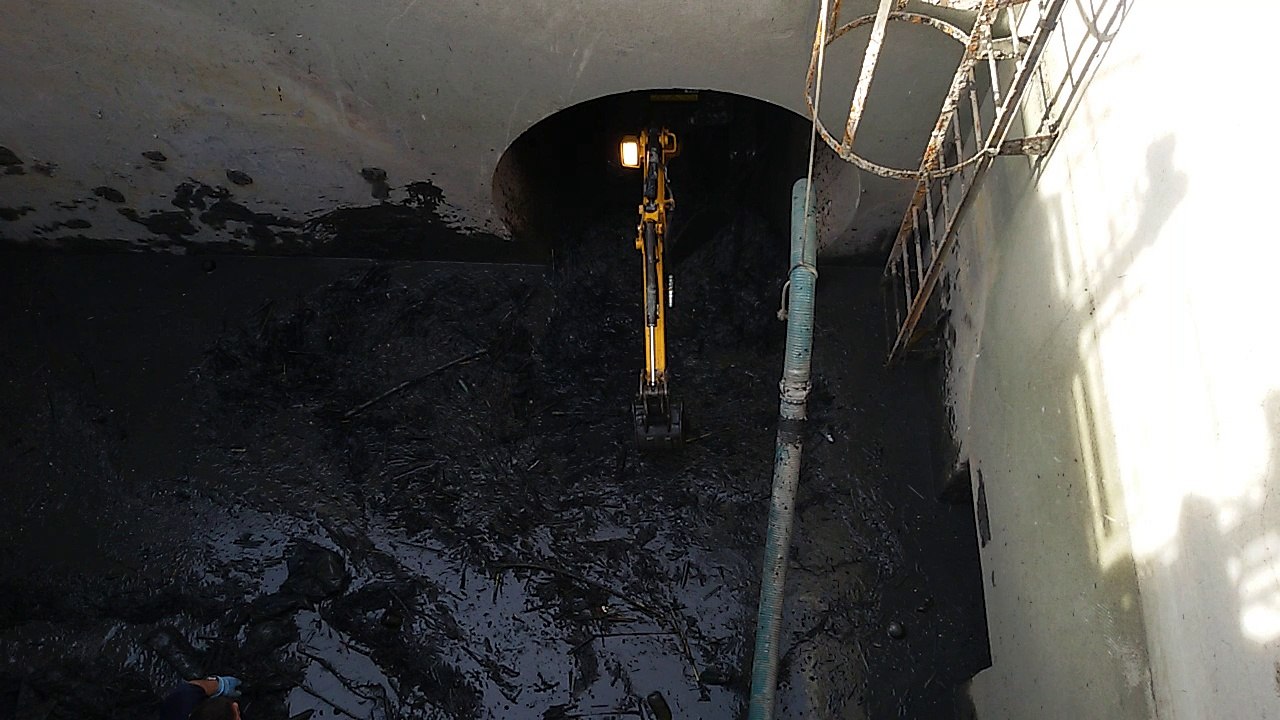 Hydrocurage canalisation : mini pelle dans ouvrage hydraulique