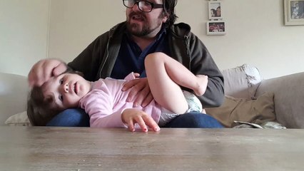 Papa utilise son enfant pour faire de la musique