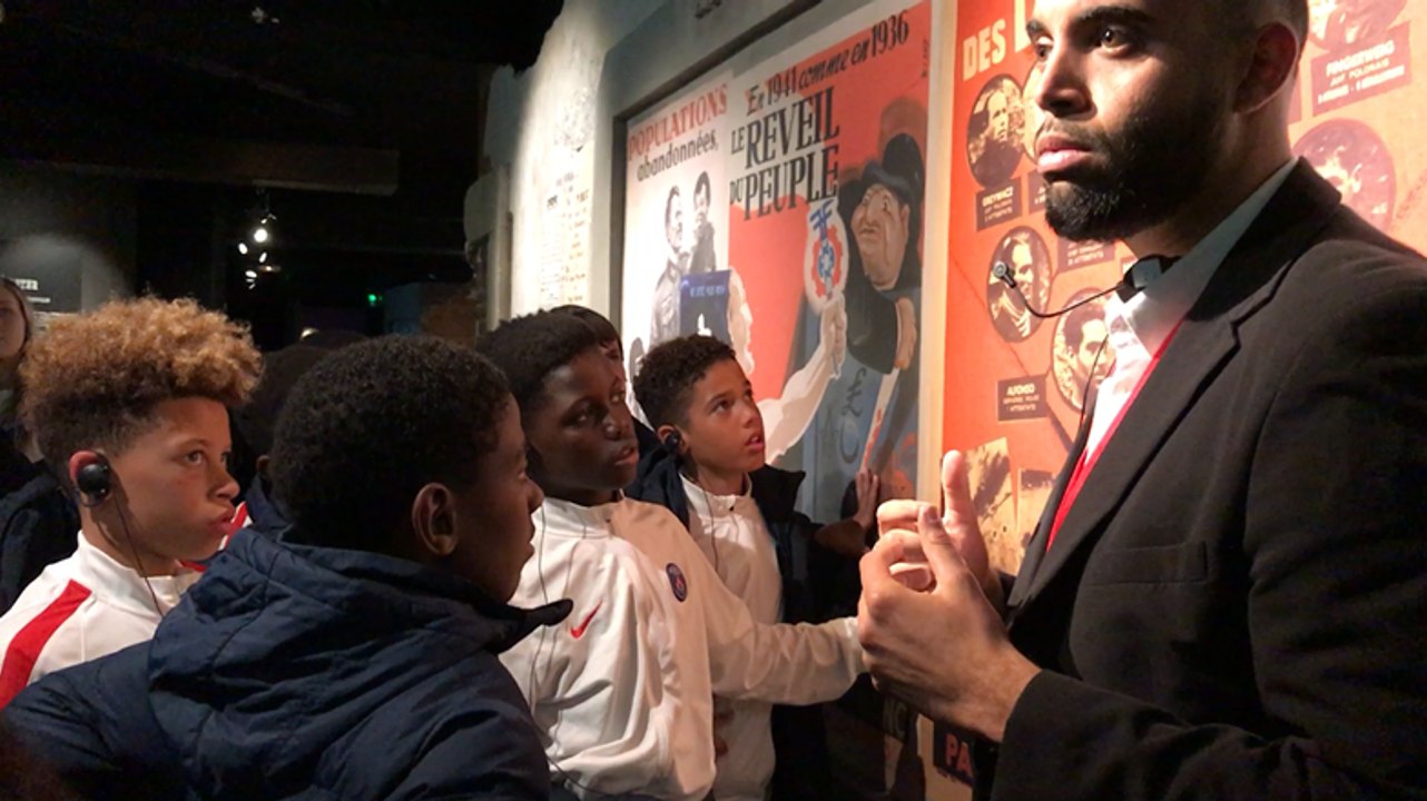 Les jeunes joueurs du PSG en visite au Mémorial
