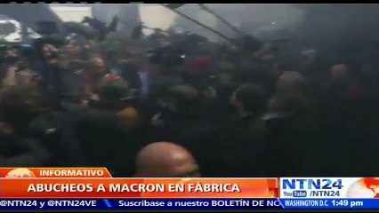 Obreros en huelga abuchean al candidato a la Presidencia de Francia Emmanuel Macron y se toman ‘selfies’ con Marine Le P