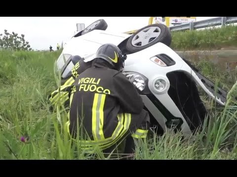 Rimini - Auto finisce fuori strada su A14 in direzione Bologna (26.04.17)